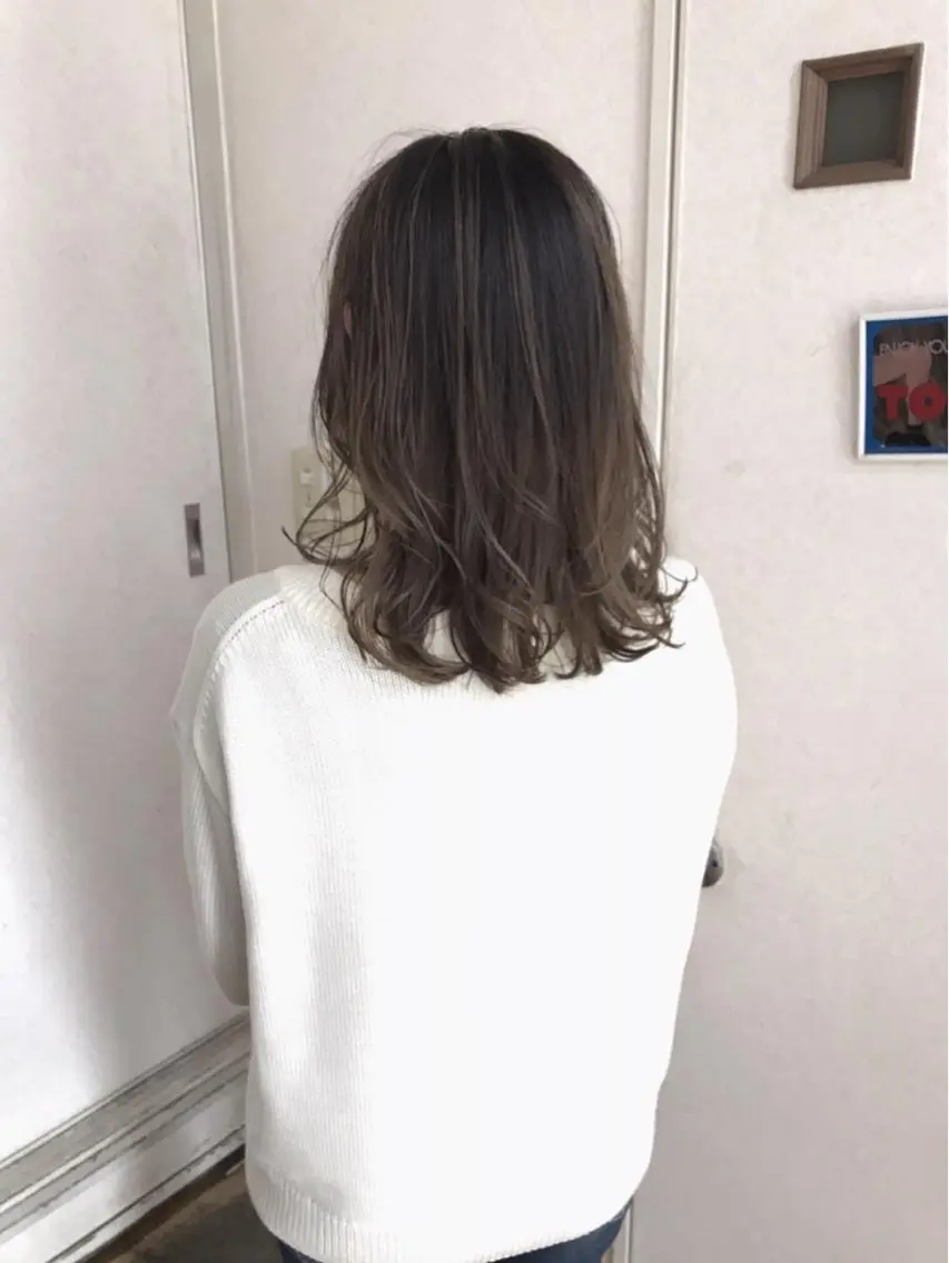 ミディアム カラー ヘアアレンジ バレイヤージュ グラデーションカラー ハイライトカラー ハイライト レイヤーカット ヘアカラー 三輪 太一のヘアスタイル