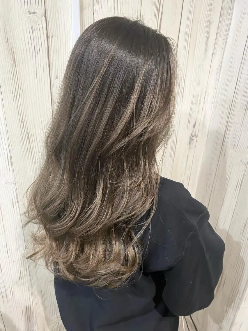 ロング アッシュ くびれヘア 外国人風カラー レイヤーカット 夜23時まで予約🉑 reverieあきらのヘアスタイル