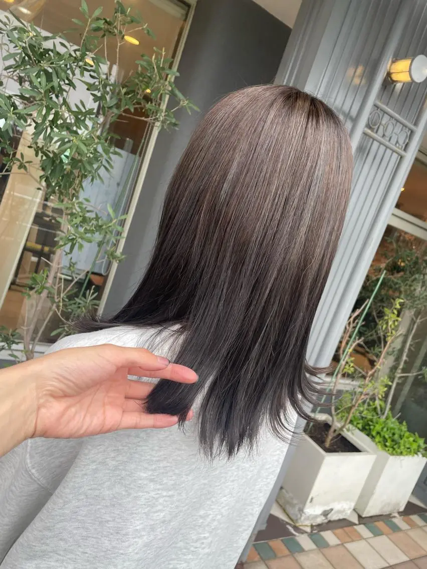 ロング カラー アッシュ アッシュグレー ハイライトカラー ハイライト カット ヘアカラー 佐々木 麻純のヘアスタイル