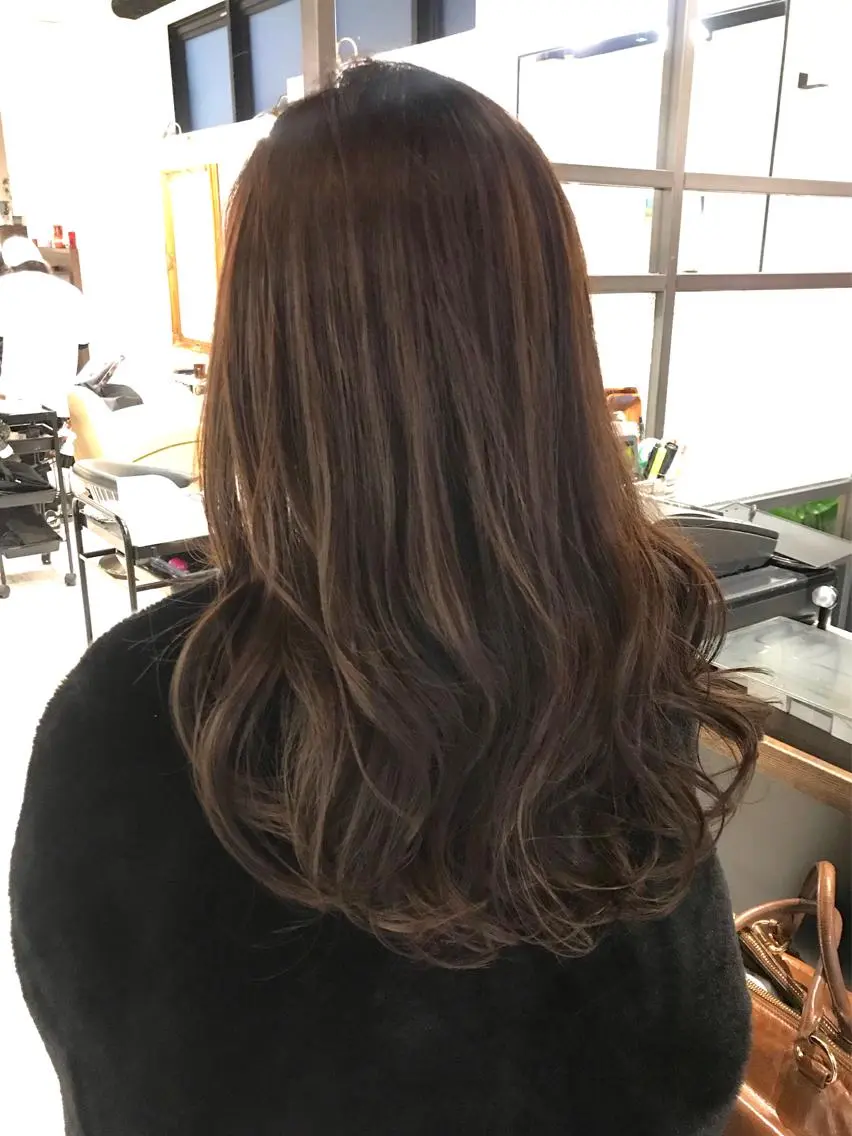 ロング カラー 透明感カラー グレージュ ハイライトカラー ハイライト 二児のパパで店長な 戸田健治のヘアスタイル