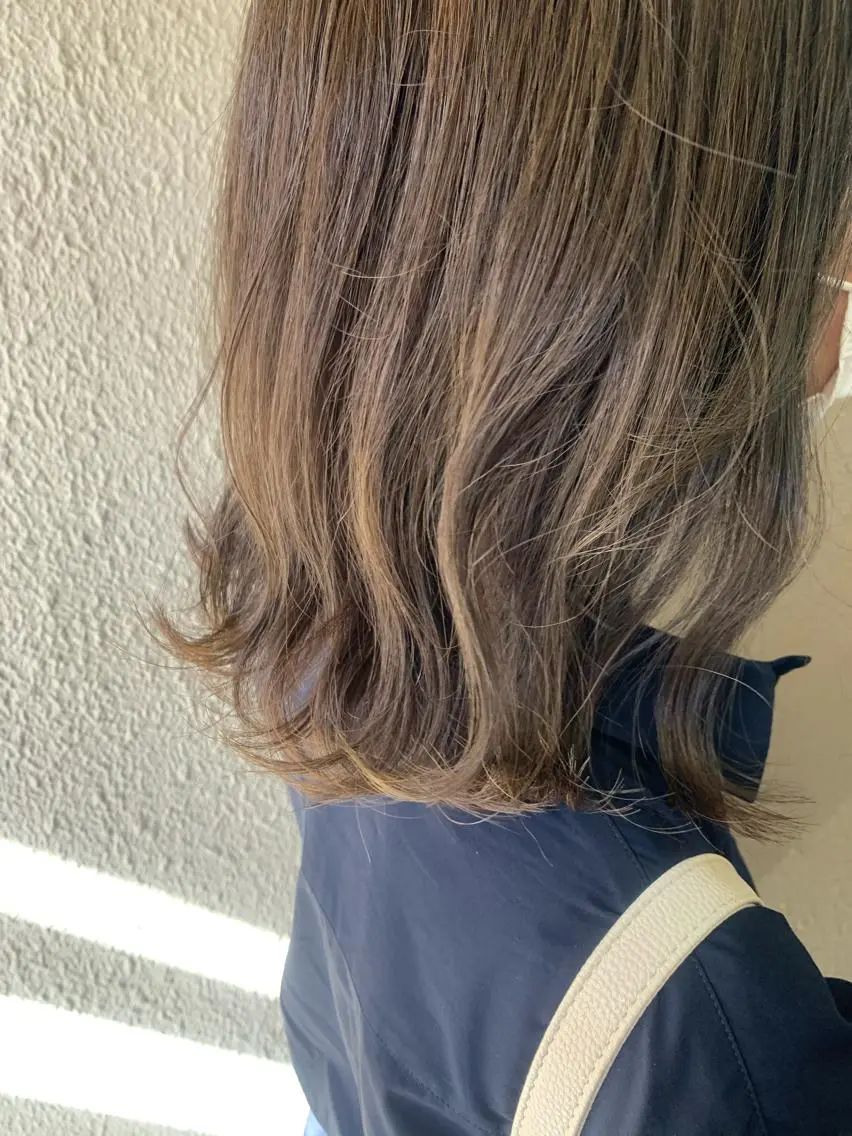 ミディアム カラー アッシュ ブリーチ ブリーチなしカラー オリーブアッシュ サダハルカ |chouetteのヘアスタイル