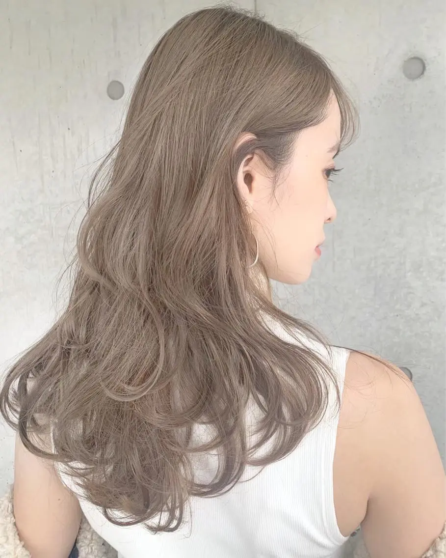 セミロング カラー ハイトーンカラー レイヤーカット 透明感カラーのヘアスタイル