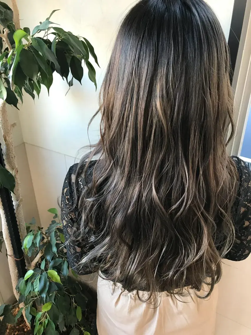 セミロング カラー ブリーチ 透明感カラー カット ヘアカラー Oopsレイヤー 加藤澄都のヘアスタイル