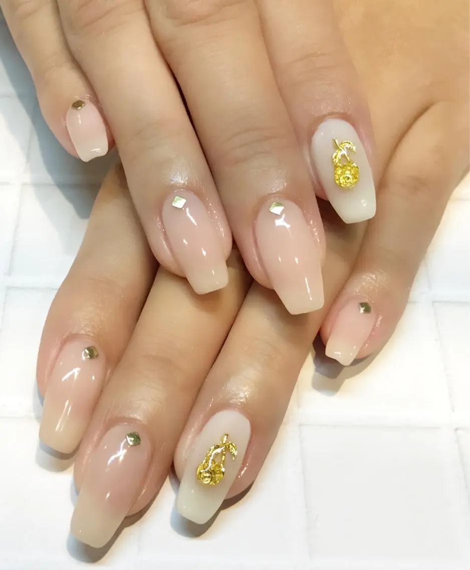 ネイル ワンカラーネイル ピンク ピンクベージュ ストーンネイル Soeur ネイリストのネイルデザイン