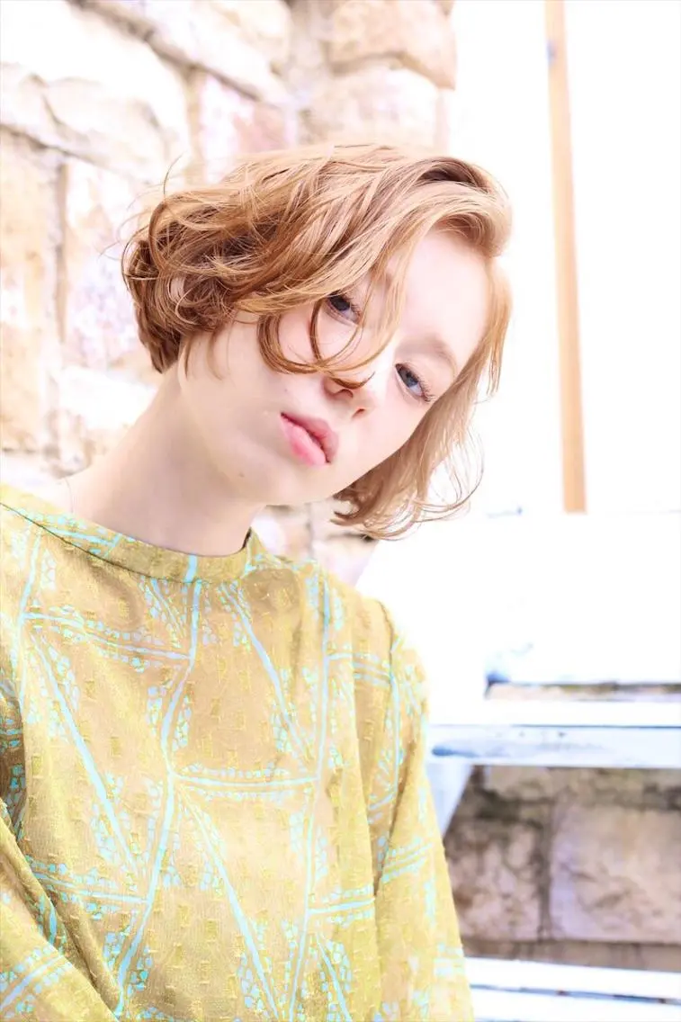 ミディアム 岩渕 由里香のヘアスタイル