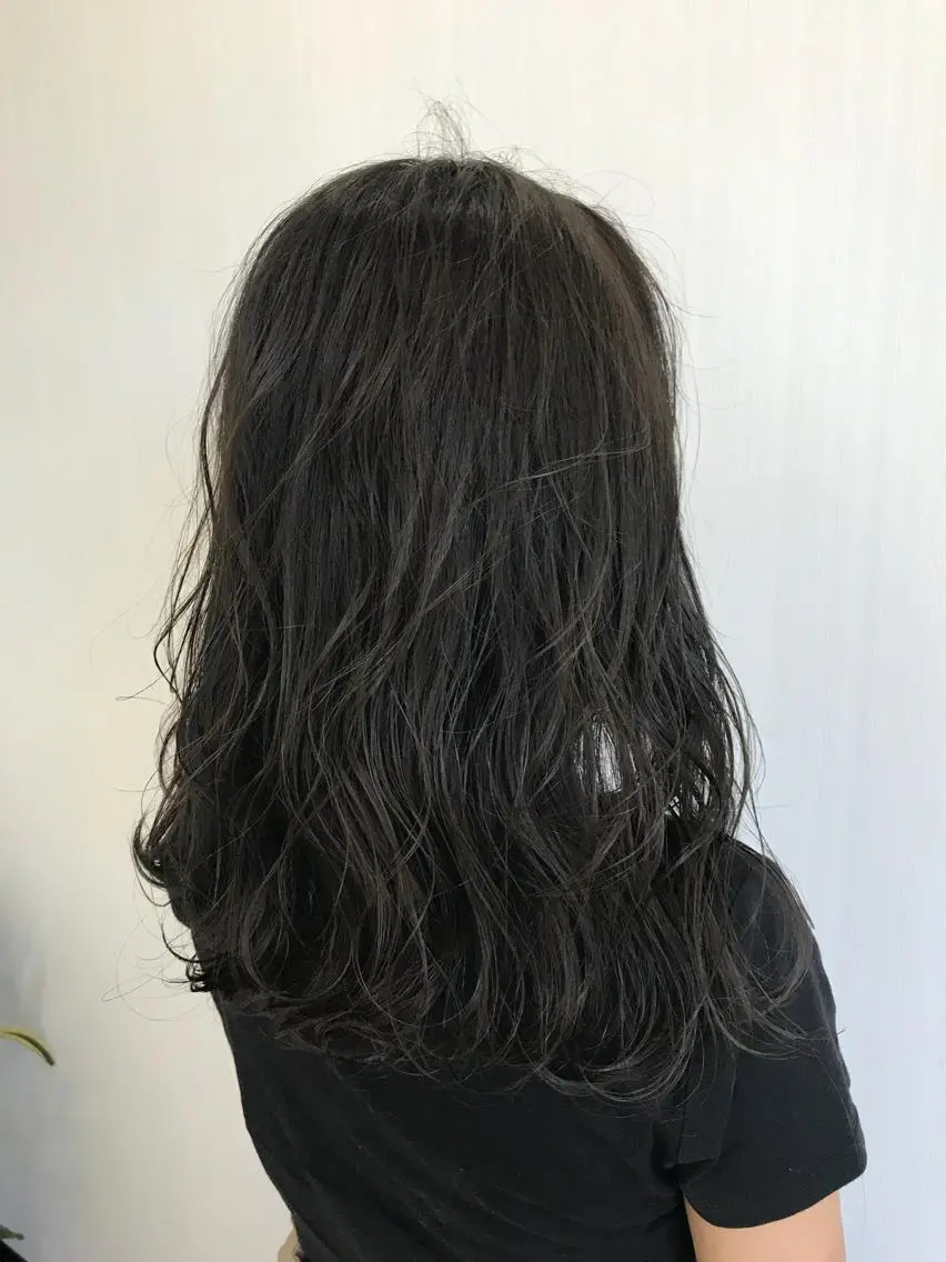 ロング カラー グレージュ 太田 陽介のヘアスタイル