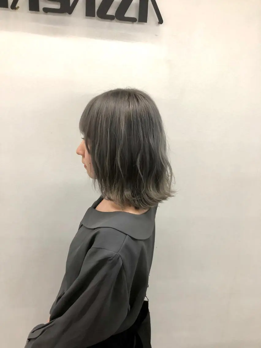 ショート カラー ブリーチ シルバー 東條 克義のヘアスタイル
