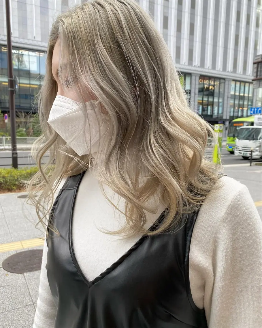 ミディアム カラー ブリーチ カット 縮毛矯正 ツキノキ ミナのヘアスタイル