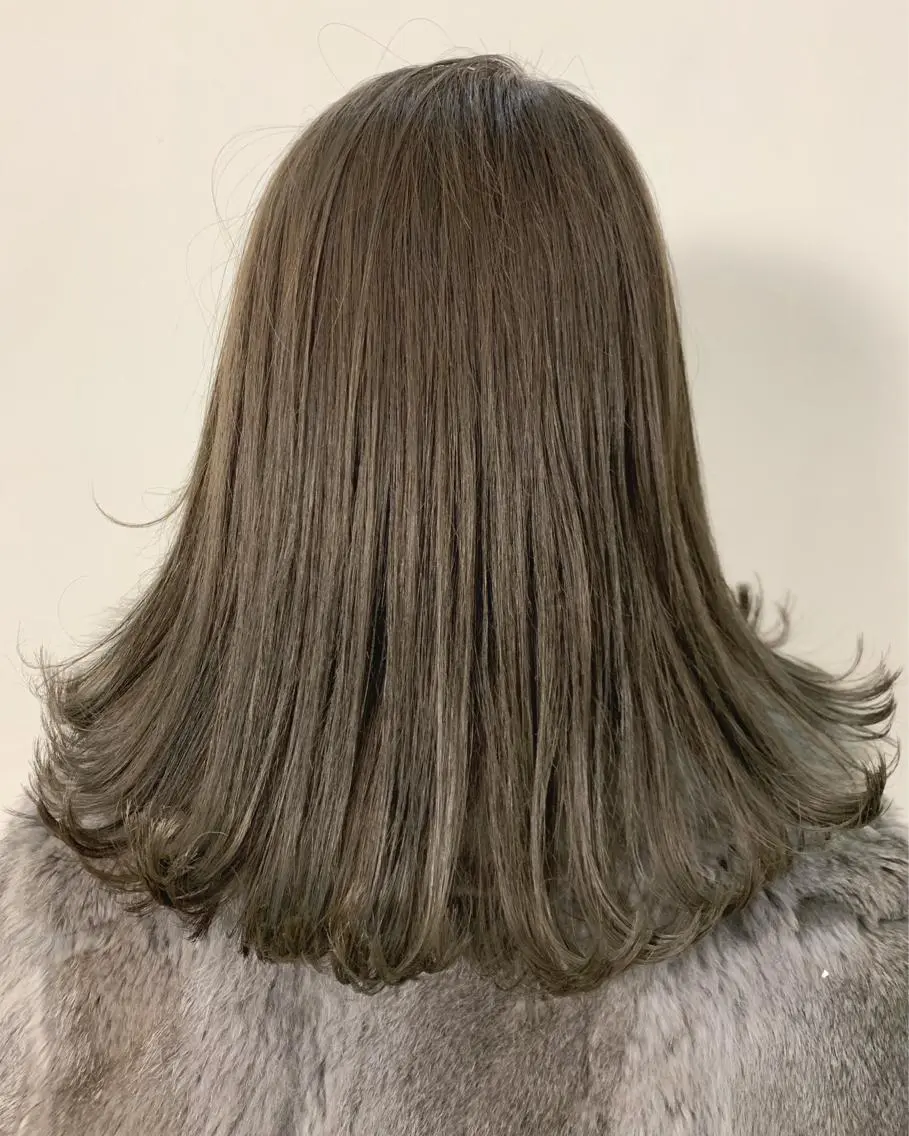 ミディアム カラー レイヤーカット 西村あきやのヘアスタイル