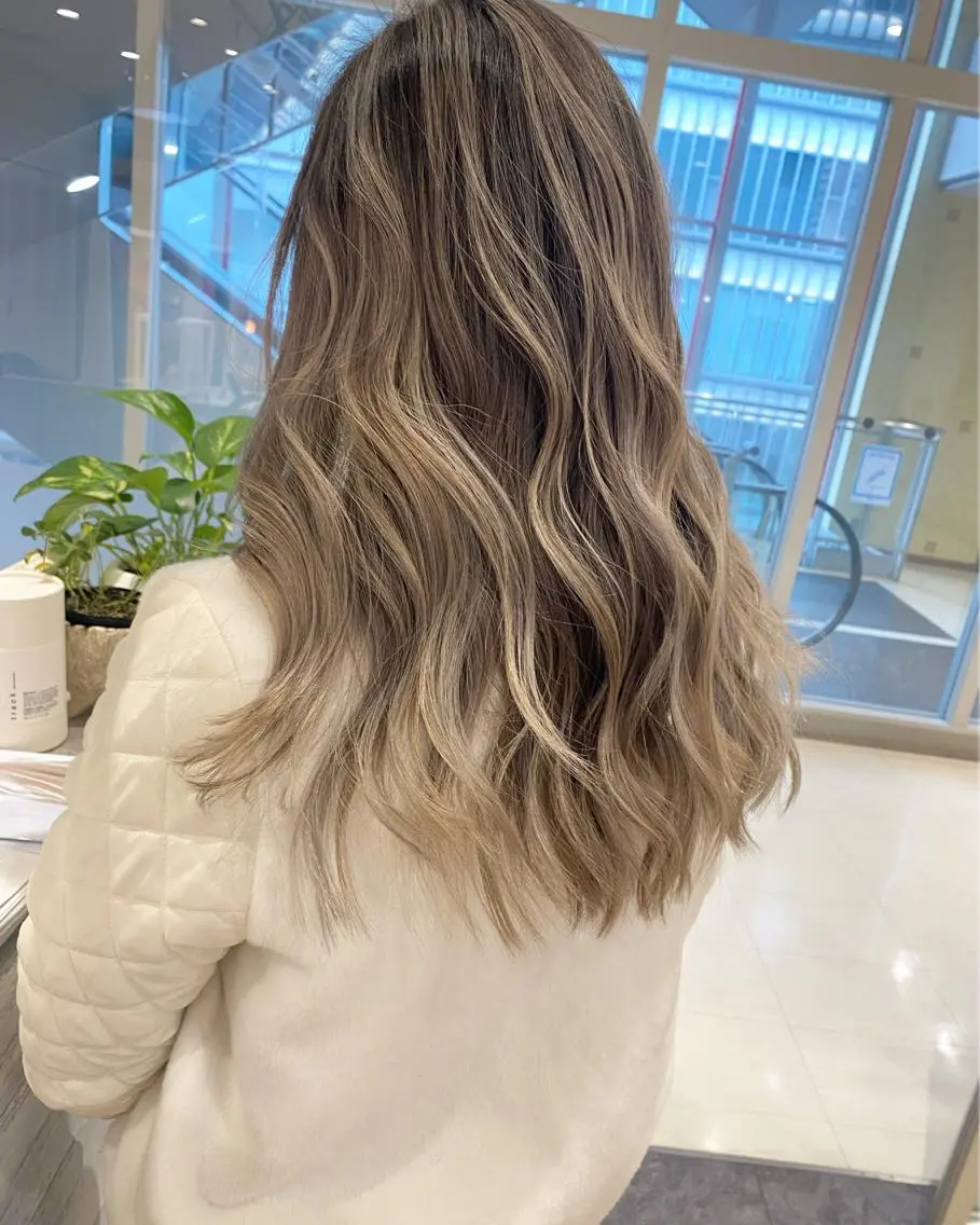 ロング カラー バレイヤージュ ベージュカラー ミルクティーベージュ レイヤーカット ヘアカラー トリートメント ブリーチカラーレイヤ ーカット🦋annaのヘアスタイル