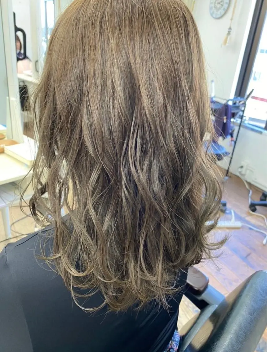 セミロング カラー ベージュカラー brace立花 ✂︎ 吉田 茉由のヘアスタイル