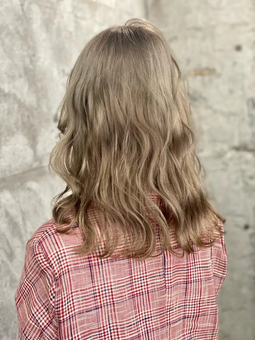 ミディアム カラー ヘアアレンジ グレージュ ミルクティーグレージュ ［似合わせヘア］ ✂︎OGURO✂︎のヘアスタイル