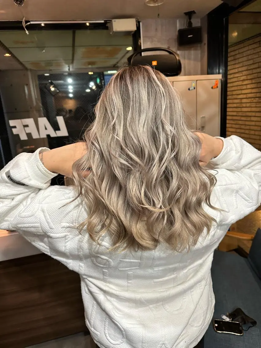 セミロング カラー バレイヤージュ ブリーチ レイヤーカット カット ヘアカラー トリートメント ヘアセット 難波ブリーチカラー 伊藤洋輝のヘアスタイル