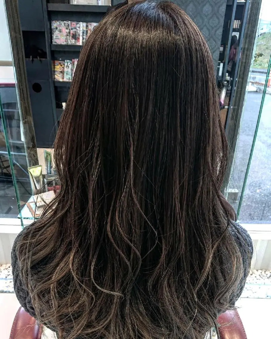 セミロング カラー バレイヤージュ グレージュ ハイライトカラー ハイライト レイヤーカット カット ヘアカラー 保住 恭平のヘアスタイル