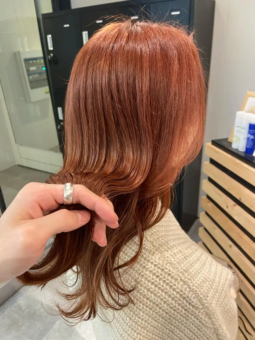 ミディアム カラー ベージュカラー ブリーチ オレンジ オレンジベージュ ヘアカラー トリートメント ウルフカット レイヤーカット上柿のヘアスタイル