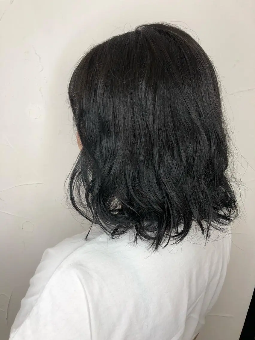 ミディアム カラー 黒髪 ブルーカラー ブルーブラック 西山梨々【5/1〜 復帰致します🌼】のヘアスタイル