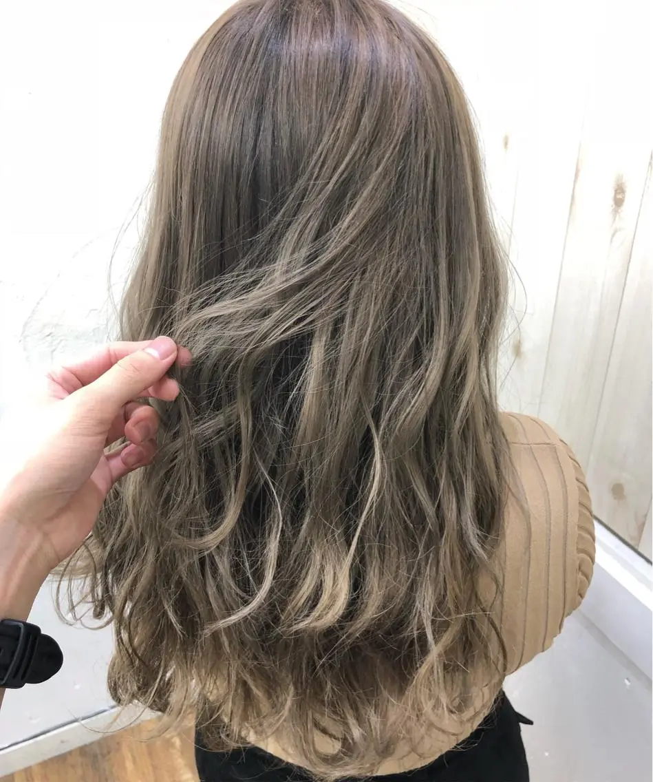 セミロング ヘアカラー Loob.TOKYO MIYA🌈のヘアスタイル