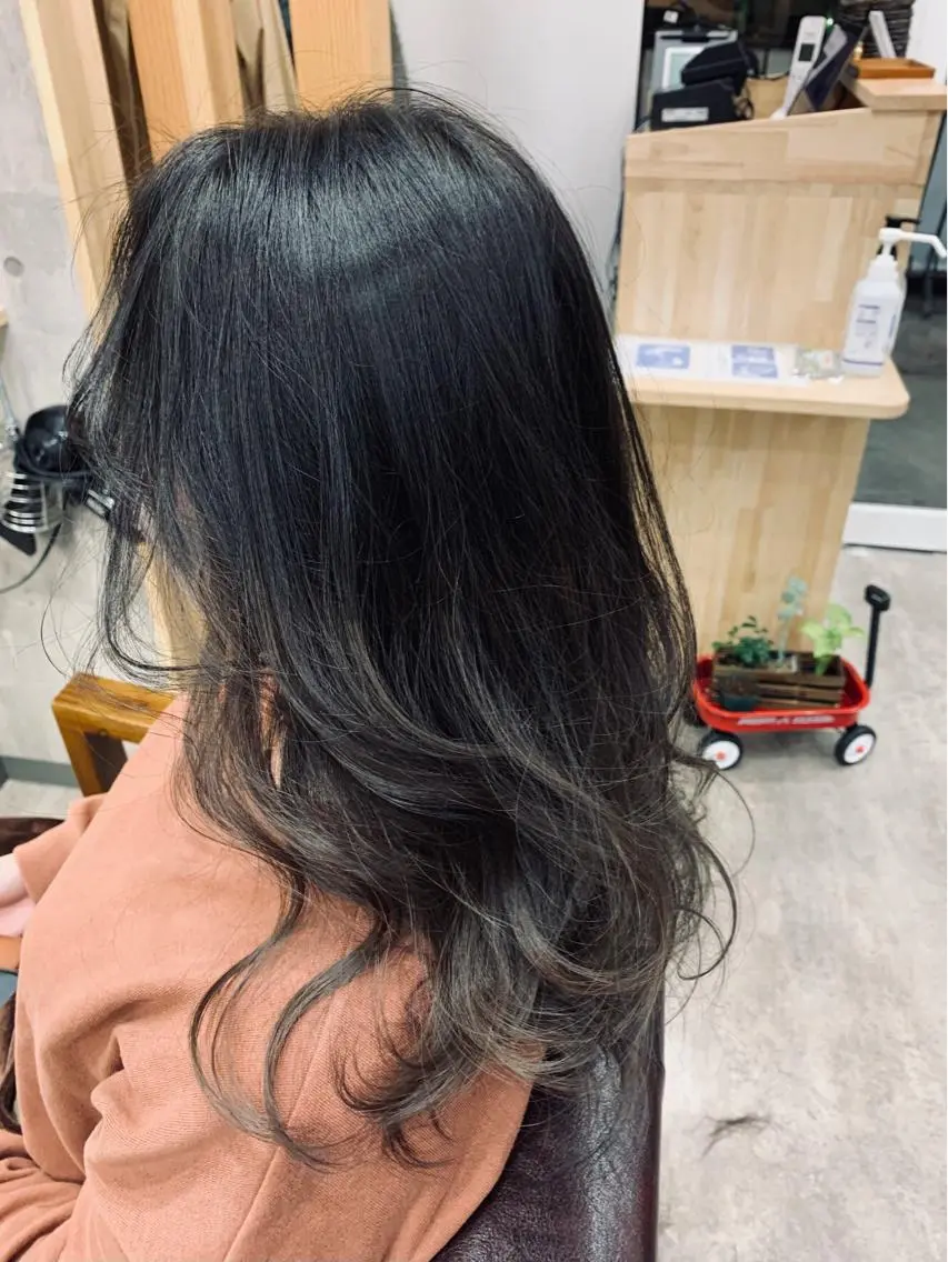 セミロング カラー バレイヤージュ ブリーチ ダブルカラー グラデーションカラー ハイライトカラー ヘアカラー hair salon mementoのヘアスタイル