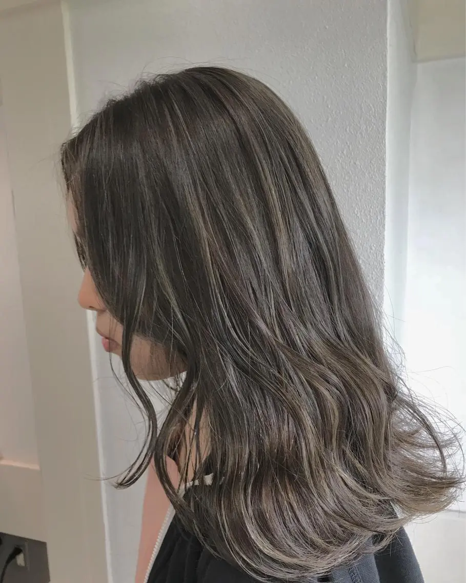 ミディアム カラー ヘアアレンジ グレージュ ハイライトカラー ハイライト ヘアカラー トリートメント GiseL天神カラー 髪質改善/ブリーチのヘアスタイル