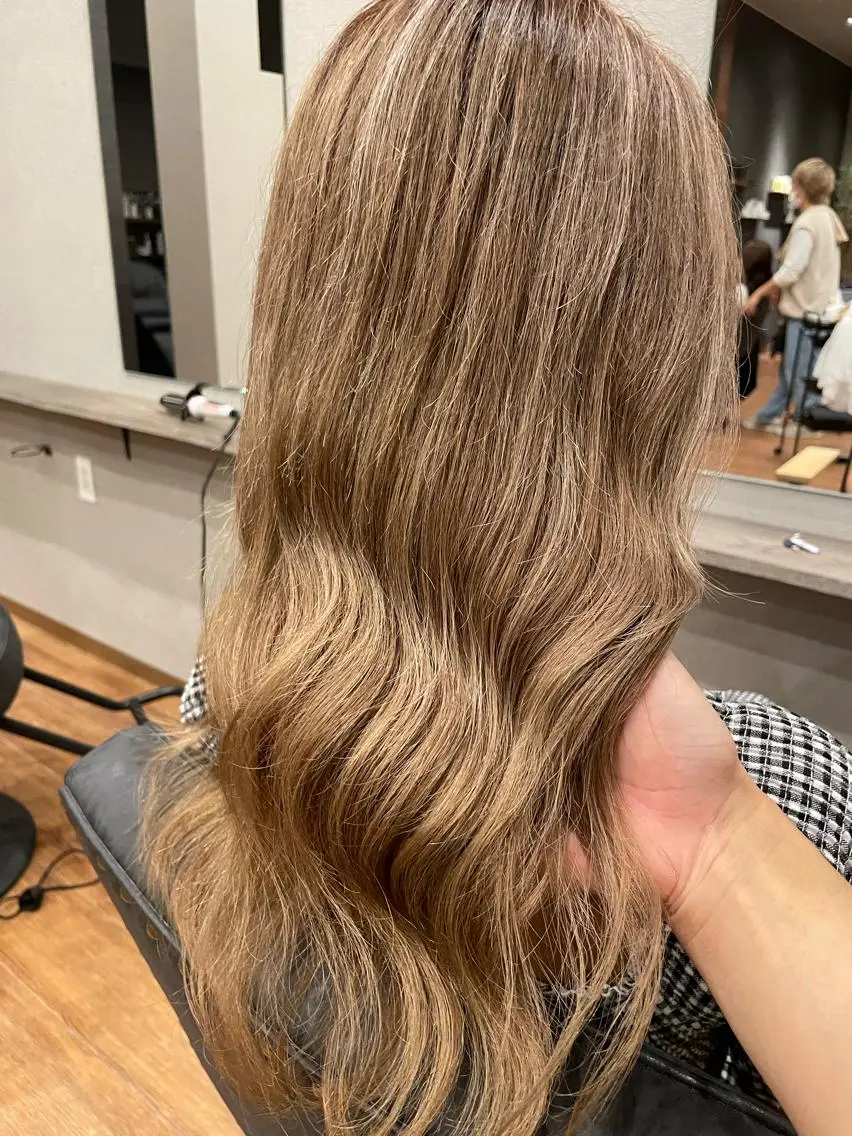 ロング カラー ベージュカラー ミルクティーベージュ ヘアカラー トリートメント 鵜飼 真伍のヘアスタイル
