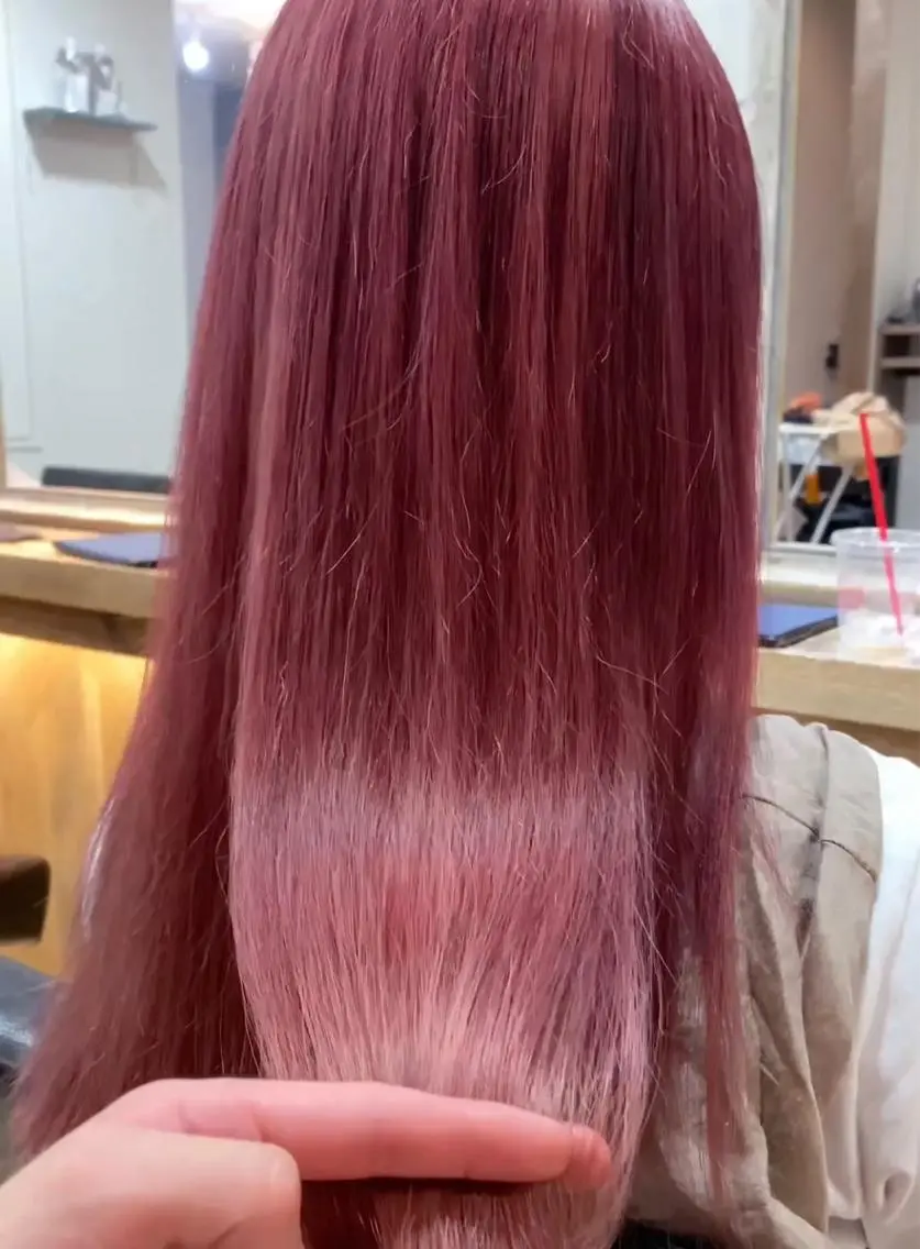 セミロング カラー カシス ピンクカラー 横尾 歩のヘアスタイル