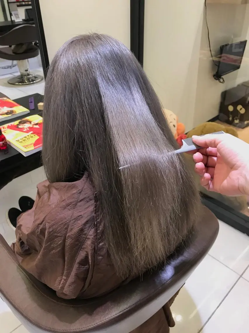 セミロング カラー ブリーチ シルバー Renatus店長 金子裕美のヘアスタイル