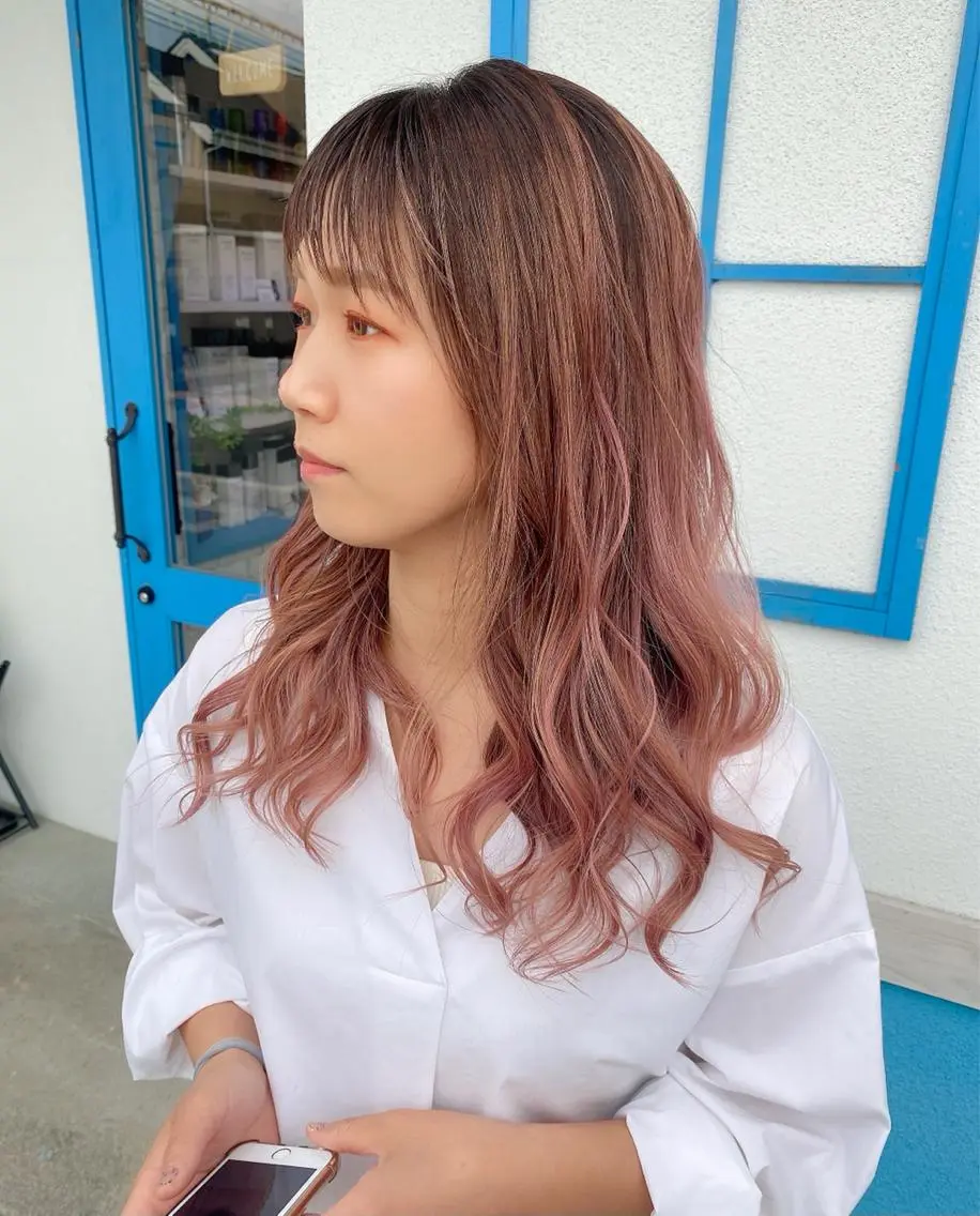 セミロング カラー アッシュ バレイヤージュ ピンクカラー ピンクアッシュ レイヤーカット 森本 笑のヘアスタイル