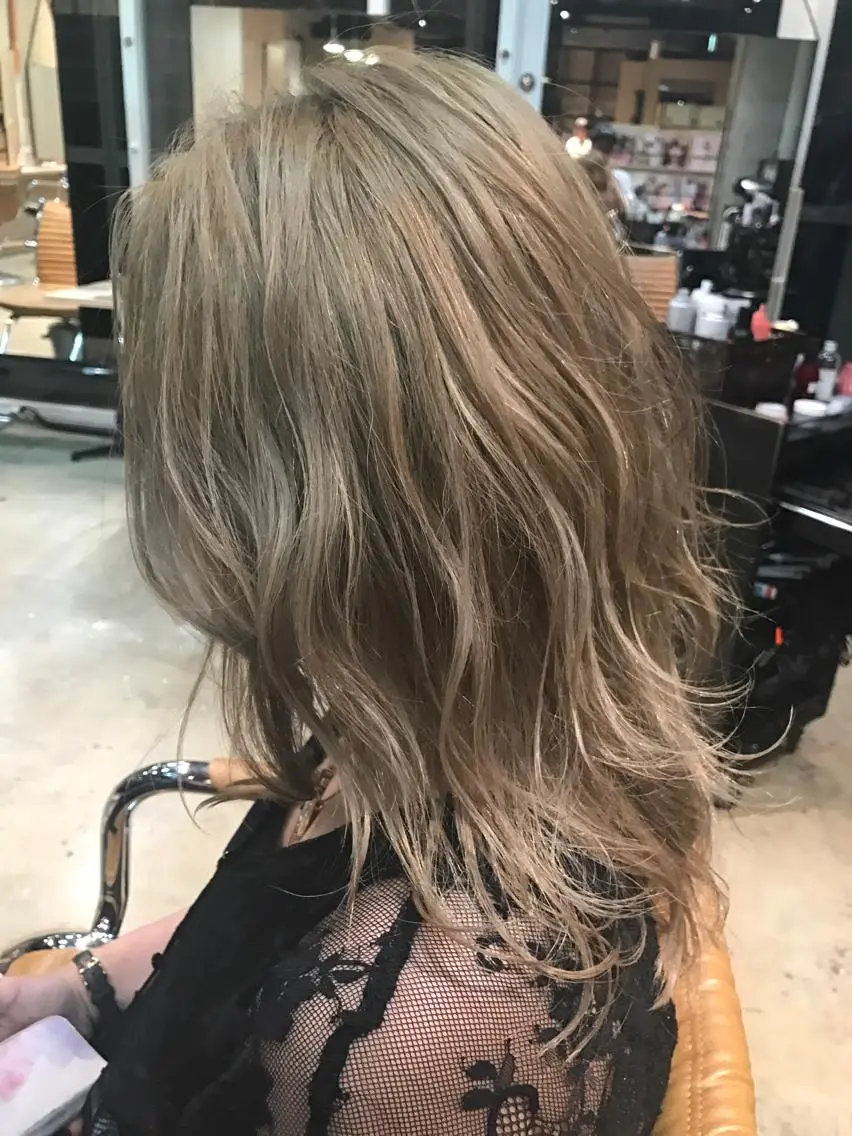 ミディアム カラー パーマ ミディアムレイヤー ハイライトカラー ハイライト レイヤーカット 髪質改善🌟 TAKERUのヘアスタイル