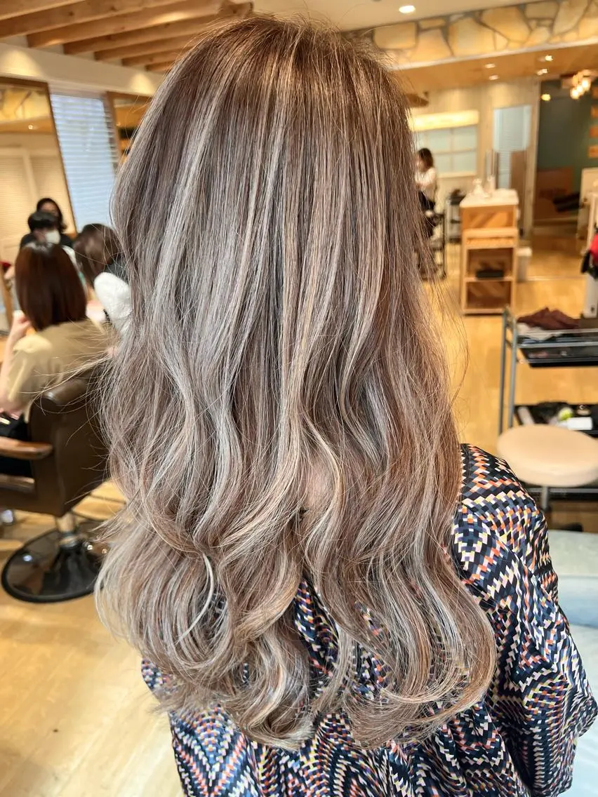 ロング ハイライト レイヤーカット ヘアカラー トリートメント 渋谷ハイトーン/ デザインカラー阿部のヘアスタイル