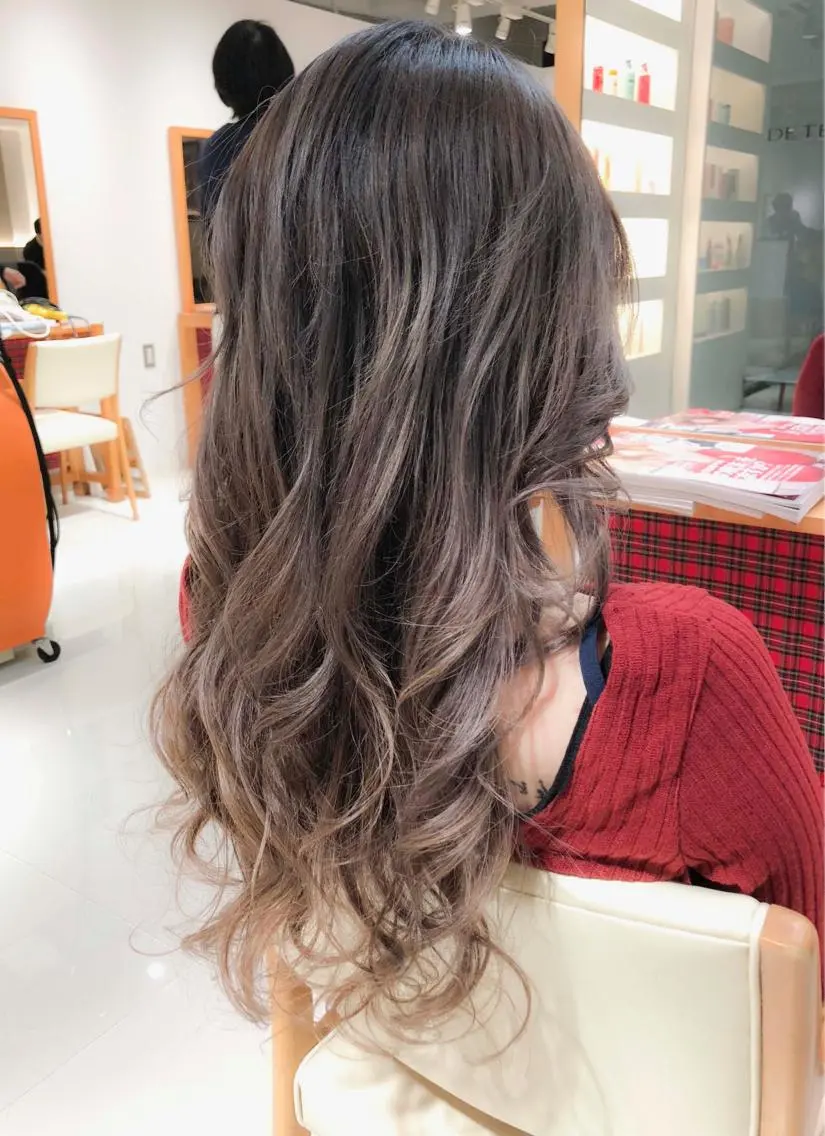 ロング カラー グラデーションカラー グレージュ ラベンダーカラー ラベンダーグレージュ ラベンダーグレー ヘアカラー トリートメント Days 透明感カラーのヘアスタイル
