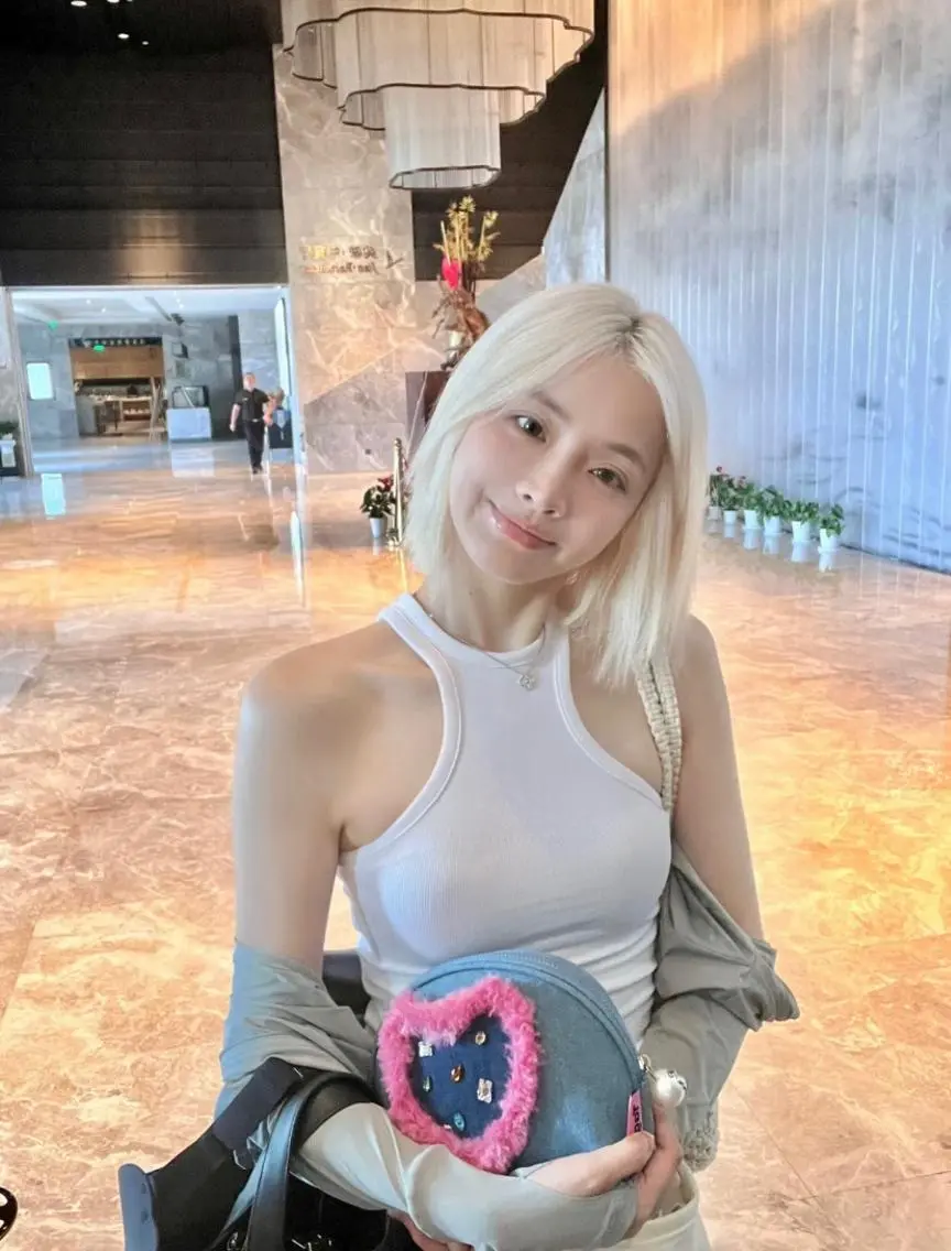 ミディアム カラー ヘアアレンジ ブロンド ハイトーンカラー ボブ 韓国風ヘア レイヤーカット ヘアカラー トリートメント mina 🌷のヘアスタイル