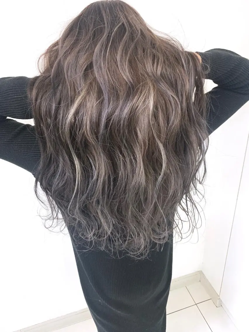 ロング ハイライト 穐田 司樹のヘアスタイル