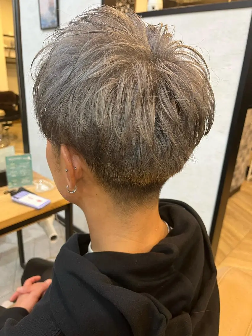 ショート カラー ブリーチ シルバー 和田 真弥のヘアスタイル