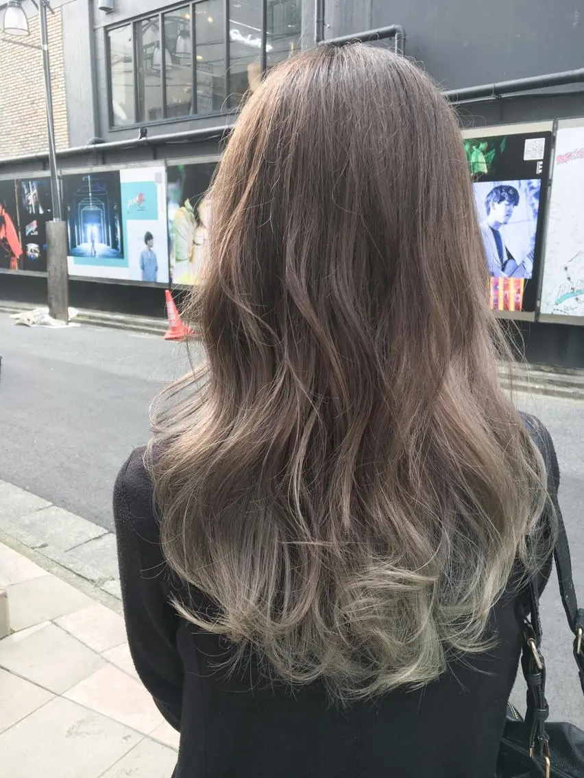 ロング カラー グラデーションカラー グレージュ 北條 優輝のヘアスタイル