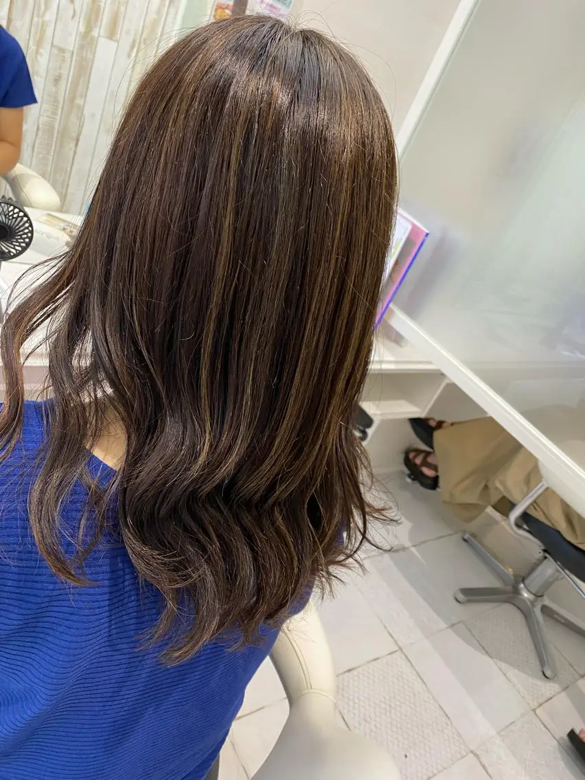 ロング ハイライト 白髪ぼかしハイライト めさきすずなのヘアスタイル