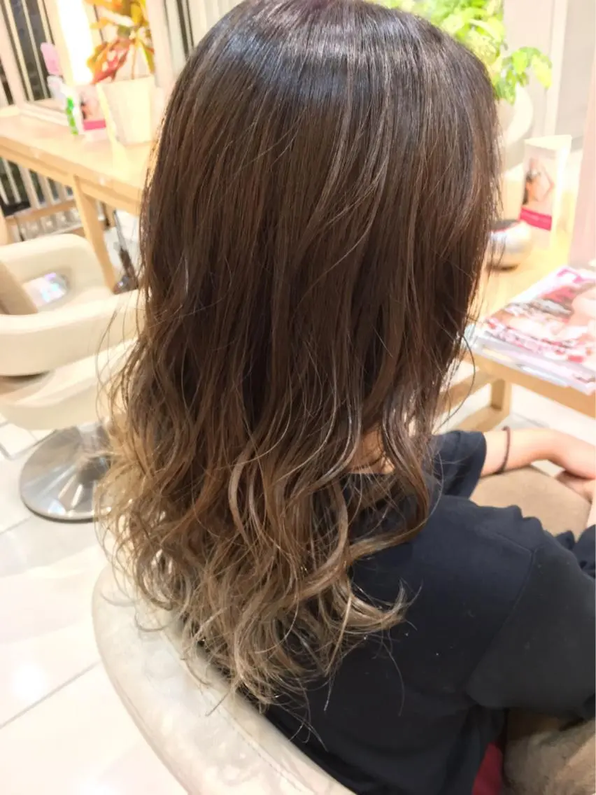 セミロング カラー ベージュカラー ブリーチ グラデーションカラー 小田原NO1 美容師 飯田飛翔のヘアスタイル