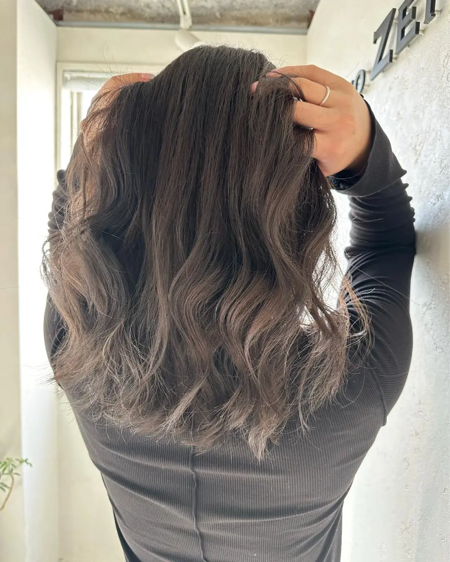 ミディアム カラー お団子ヘア アッシュ バレイヤージュ ブリーチ ブルーカラー カット ヘアカラー トリートメント うる艶カラー美容師 ayumiのヘアスタイル