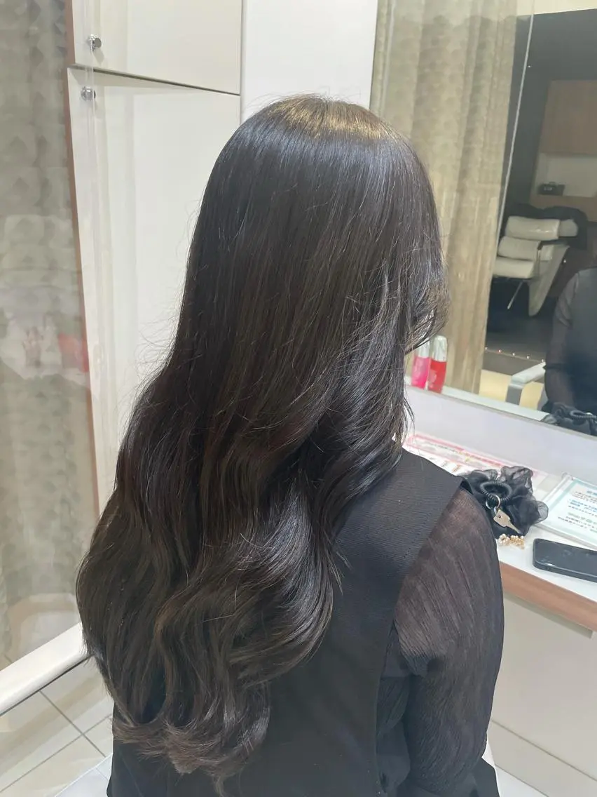 ロング カラー 黒髪 ブリーチ ブルーカラー ブルーブラック ブリーチなしカラー 暖色🎀ゆるふわ☁️ MOERI 🍒のヘアスタイル