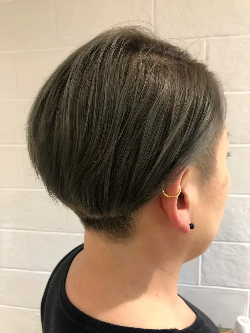 ショート カラー 透明感カラー グレージュ オリーブグレージュ オリーブグレー ブリーチモデル募集中 小柴のヘアスタイル