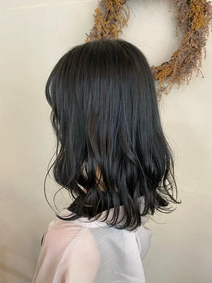 ミディアム カラー 黒髪 ブルーカラー ブルーブラック ハイライトカラー ハイライト カット ヘアカラー トリートメント ENIF ヤマグチアツコのヘアスタイル