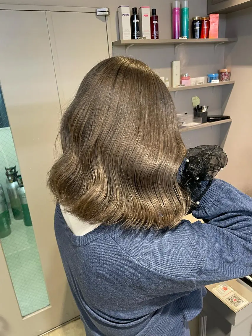 セミロング カラー 抜け感レイヤー︴ ニュアンスカラーのヘアスタイル