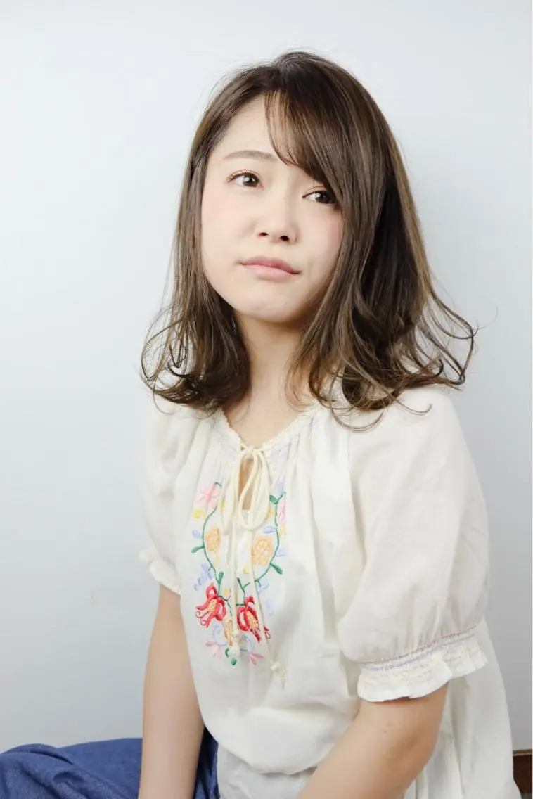ミディアム 佐山 眞紀のヘアスタイル