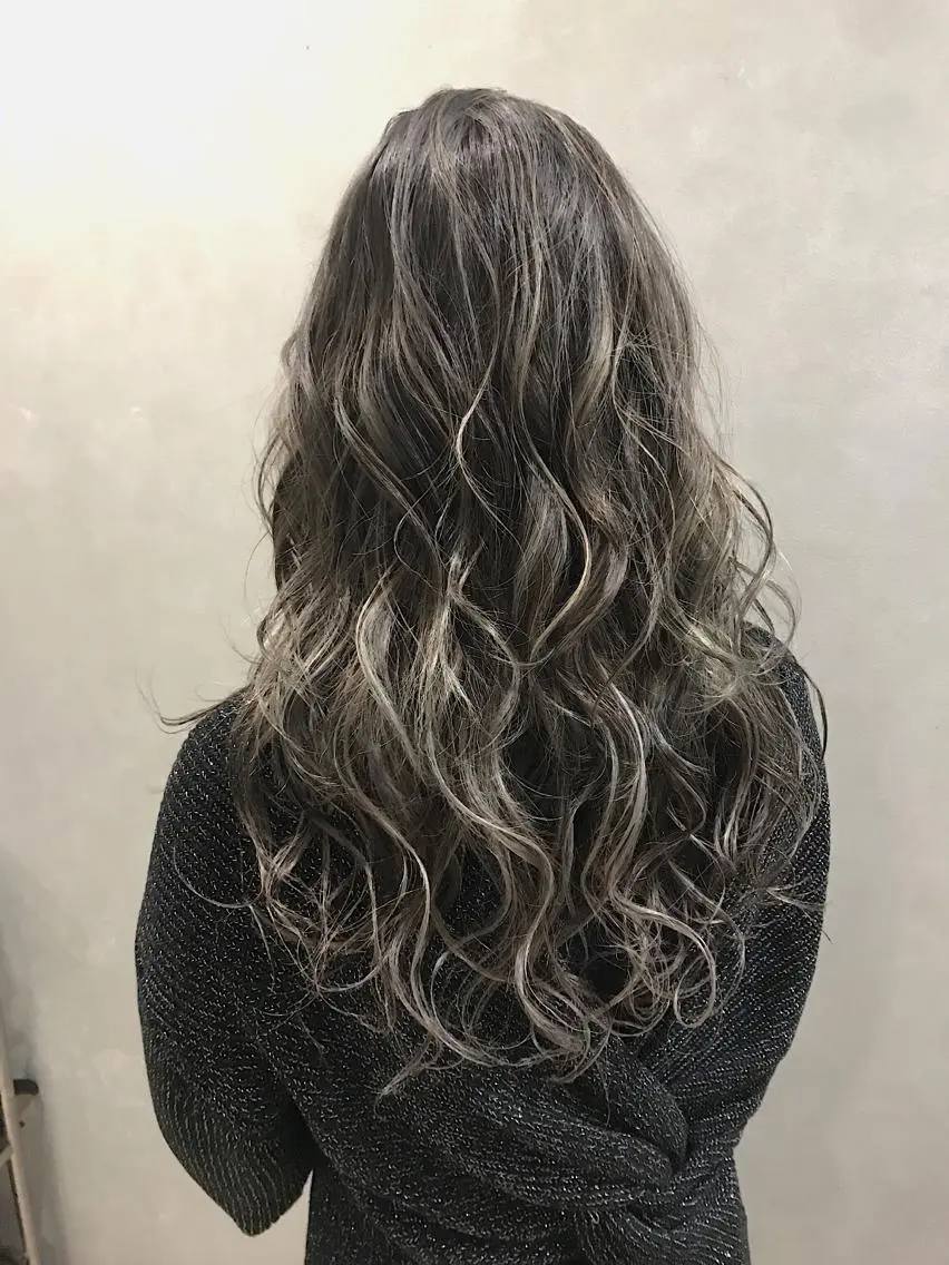 セミロング カラー ヘアアレンジ グレージュ ハイライトカラー ハイライト ヘアカラー トリートメント lani ブリーチ /ダブルカラーのヘアスタイル