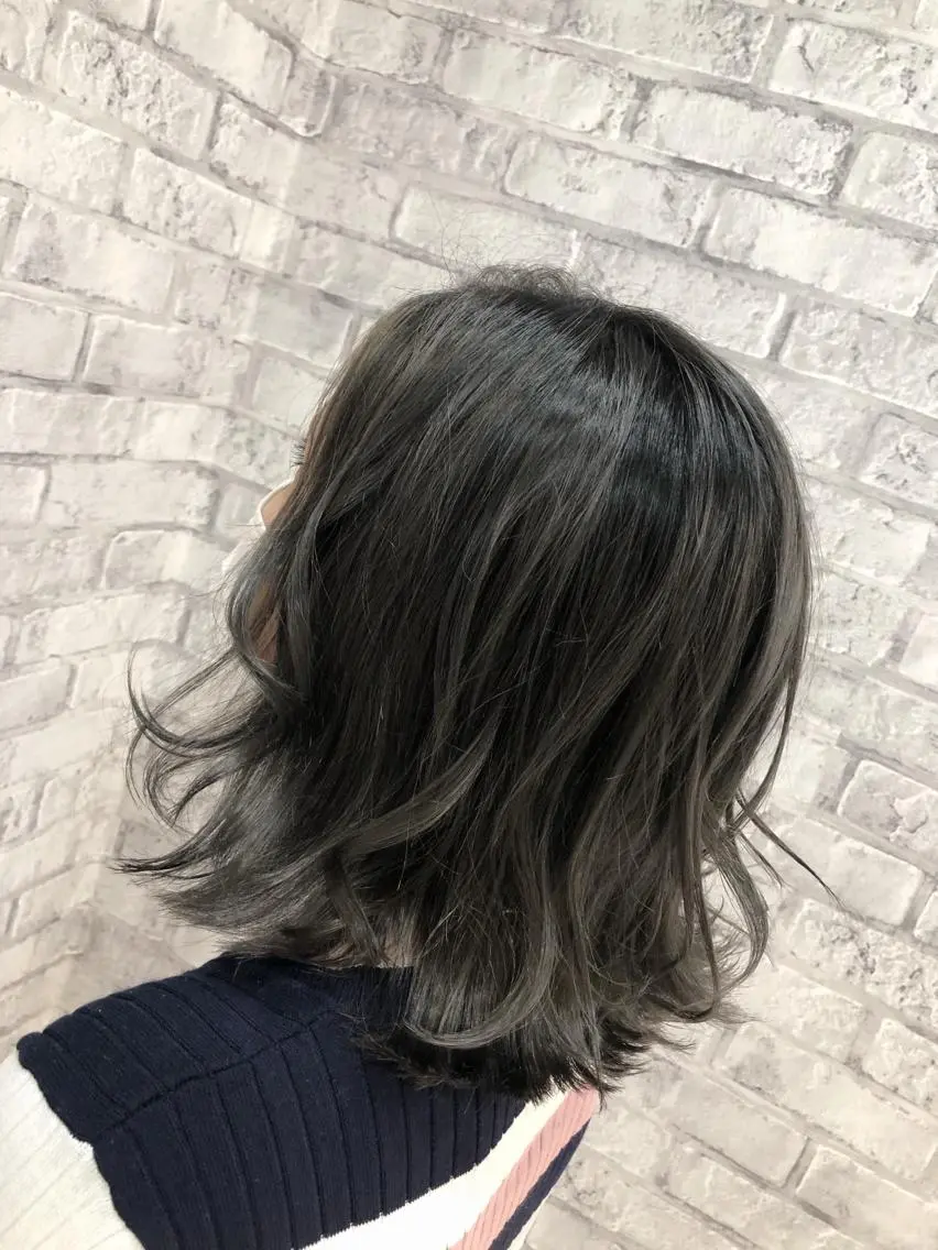 ショート カラー ヘアアレンジ バレイヤージュ ダークグレー レイヤーカット カット ヘアカラー トリートメント 秋山 幸太のヘアスタイル