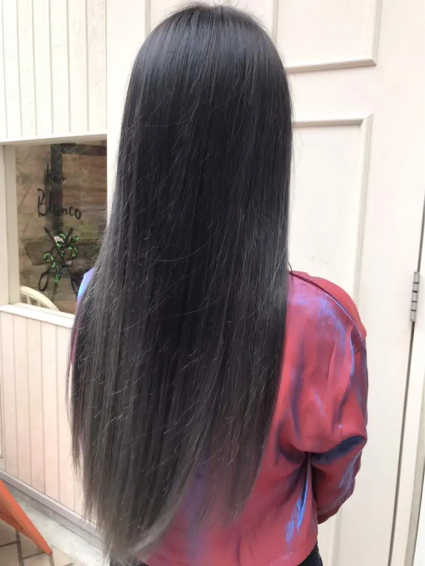 ロング カラー シルバー Blanco Color&Careのヘアスタイル