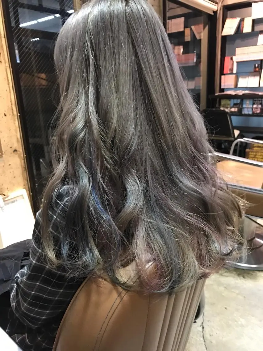 ロング カラー ヘアアレンジ メンズ ブルーカラー グレージュ サロンドミルク 原宿のヘアスタイル