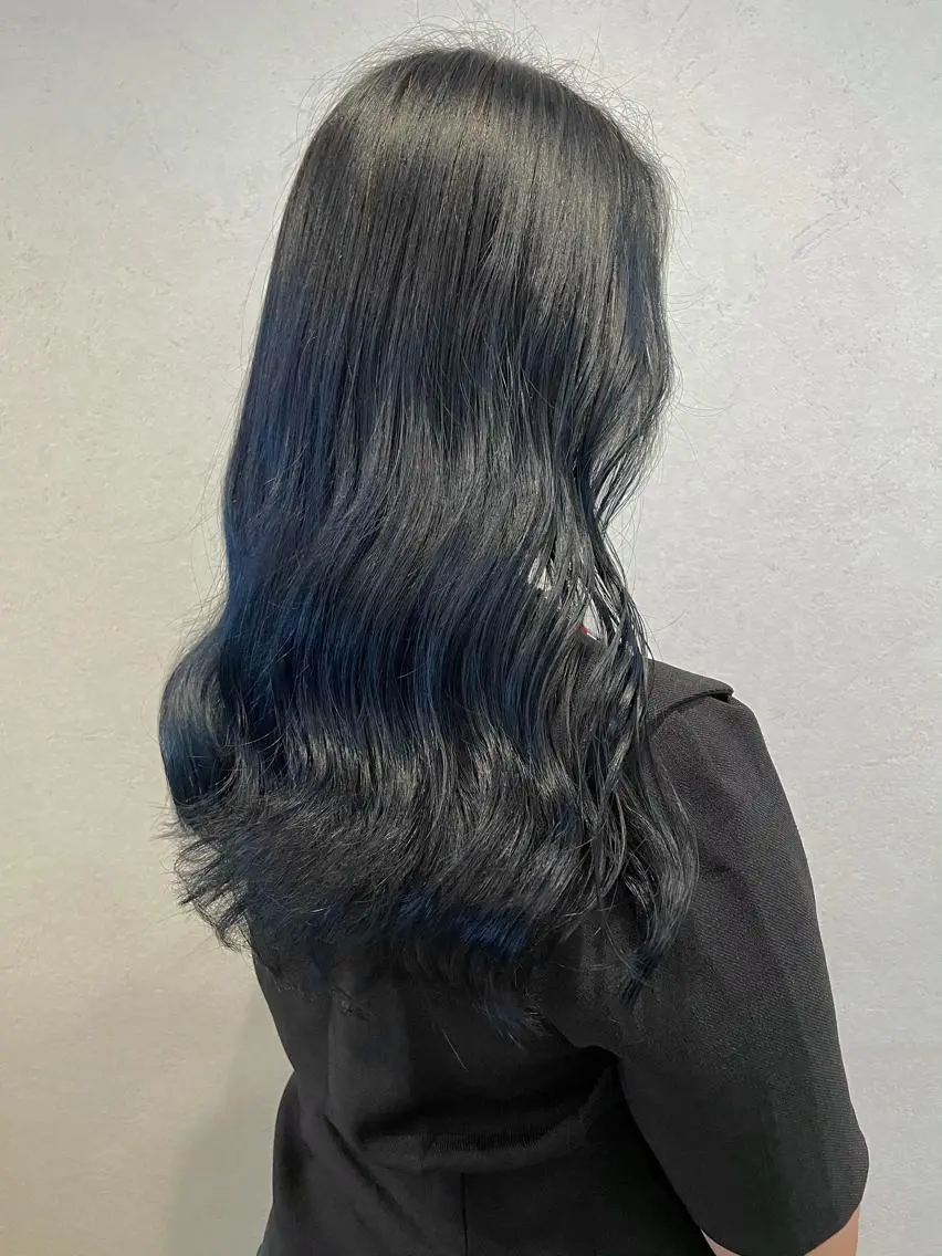 ロング カラー 黒髪 ブリーチ ブルーカラー ブルーブラック 透明感カラー 安藤 佑衣のヘアスタイル