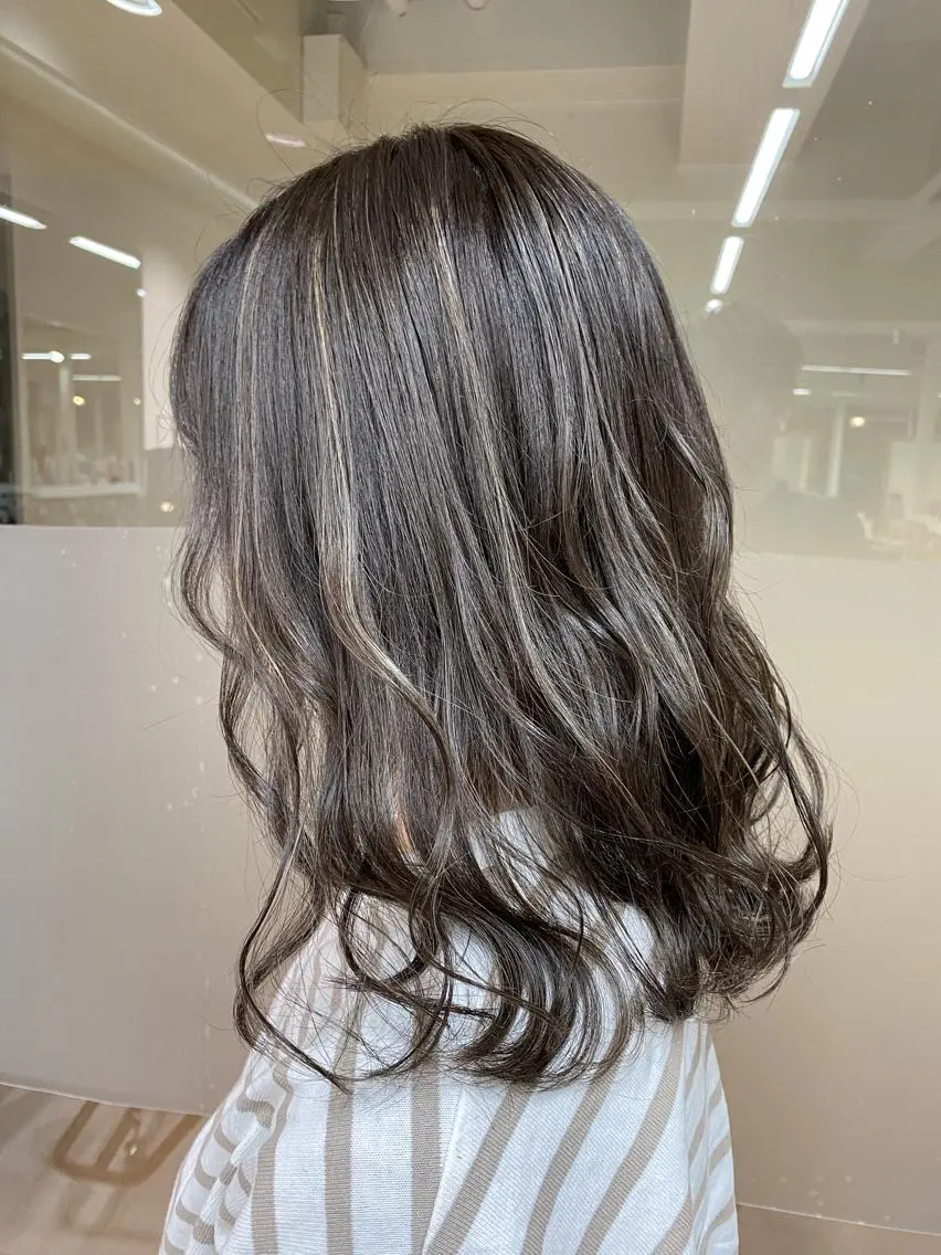 セミロング カラー グレージュ ハイライトカラー ハイライト 【透明感、艶髪】西村 有司のヘアスタイル
