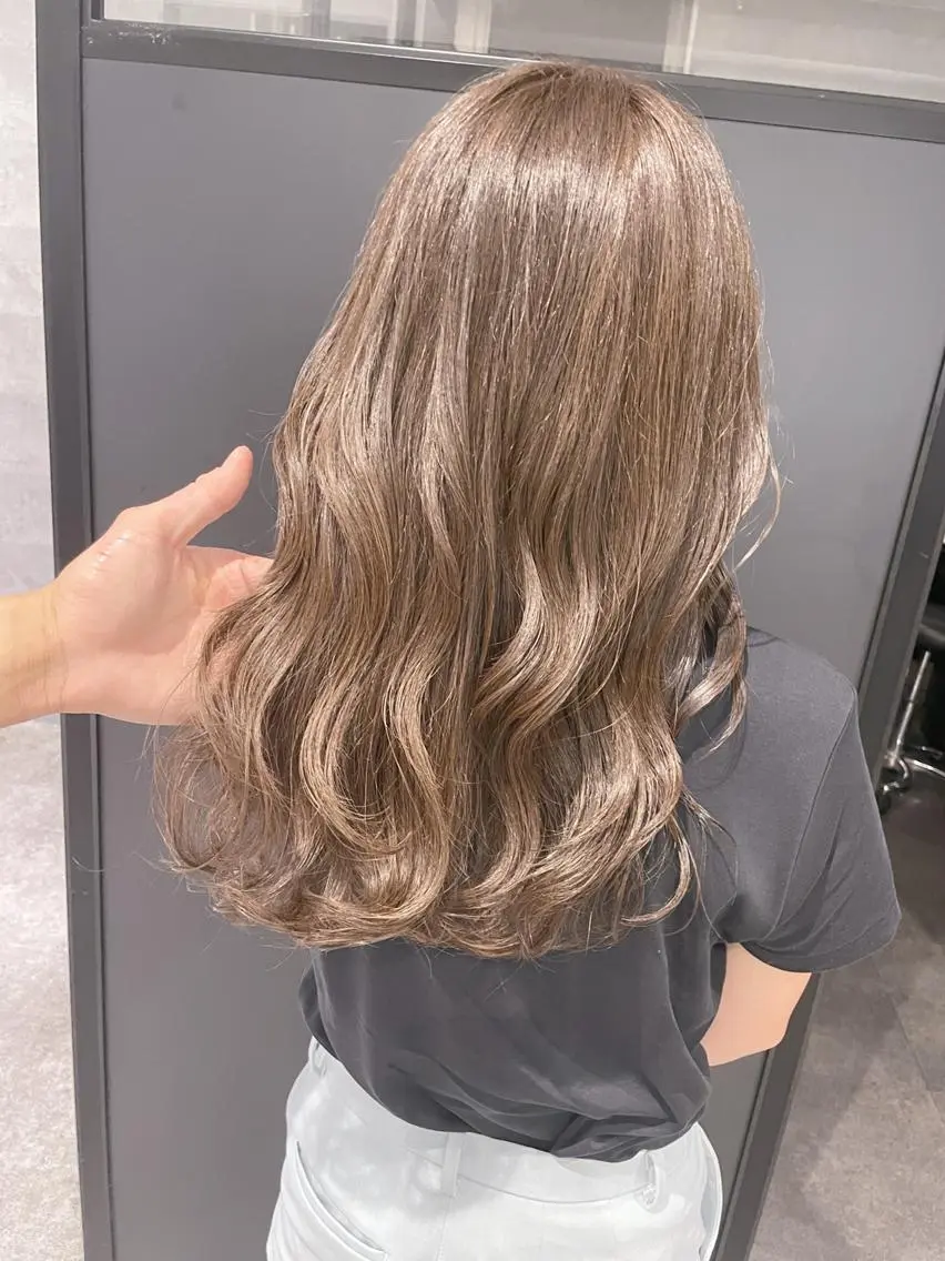 セミロング ボブ 斜めバング 外国人風カラー 伸ばしかけ ハイライト カット ヘアカラー トリートメント ＿WHITE鳳店 アンダーバーホワイトのヘアスタイル