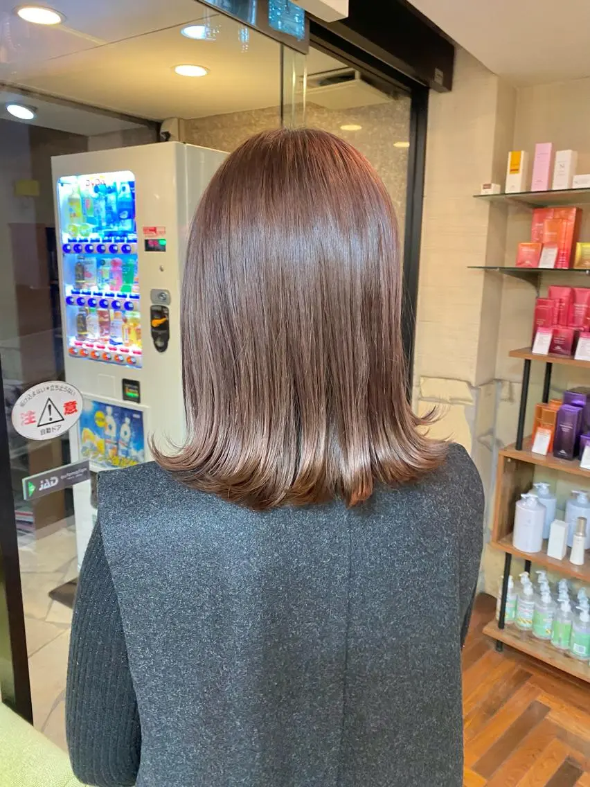 ミディアム カラー ベージュカラー グレージュ 外ハネヘア カット ヘアカラー トリートメント ボブ/縮毛矯正/ レイヤー/塚田のヘアスタイル